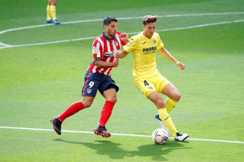 Manchester United dikabarkan menginginkan bek Villarreal Pau Torres (kanan).
