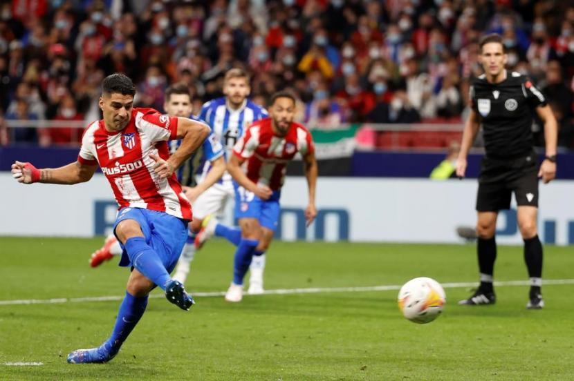 Penyerang Atletico Madrid Luis Suarez menjebol gawang Real Sociedad lewat tendangan penalti.