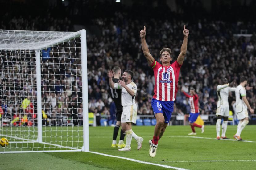 Penyerang Atletico Madrid Marcos Llorente merayakan golnya ke gawang Real Madrid dalam lanjutan La Liga Spanyol di Santiago Bernabeu, Senin (5/2/2024) dini hari WIB.