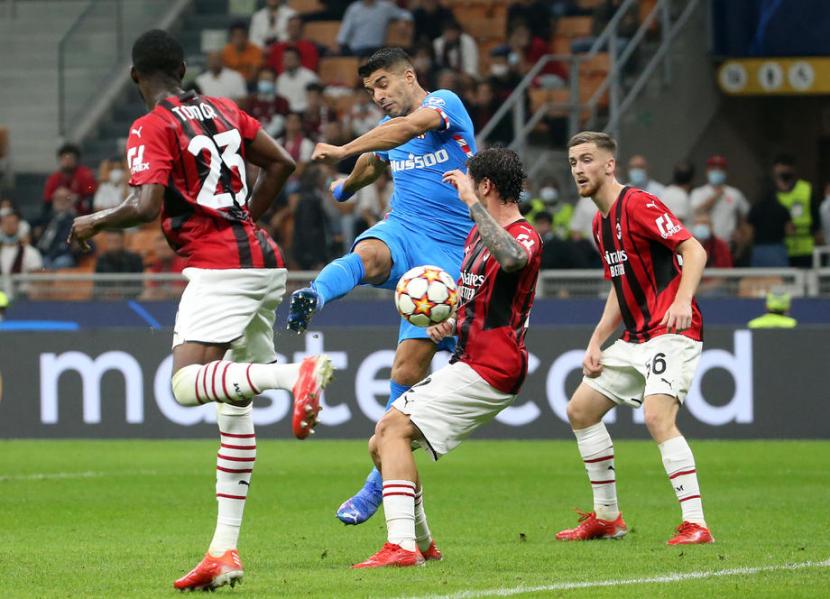 Penyerang Atletico Marid Luis Suarez (kedua kiri) melepaskan tendangan ke gawang AC Milan dalam pertandingan Grup B Liga Champions. 