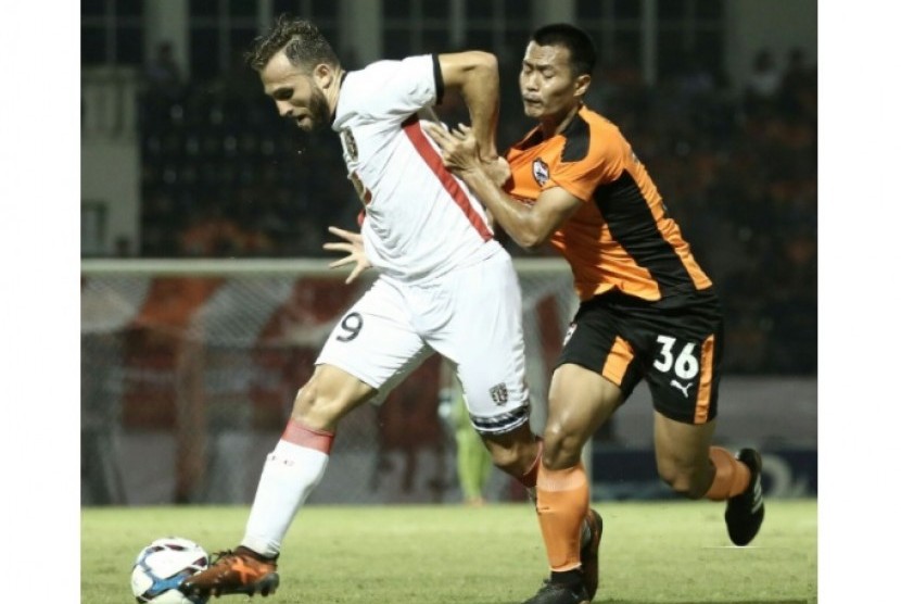 Penyerang Bali United Ilija Spasojevic (kiri) saat berlaga menghadapi Chiangrai United di prakualifikasi Liga Champions Asia.