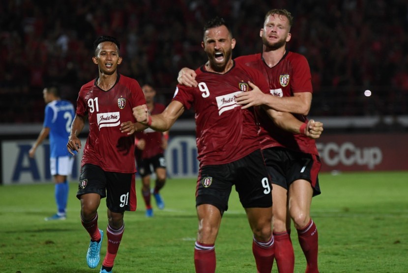 Striker Bali United Ilija Spasojevic (tengah) saat sedang merayakan gol.