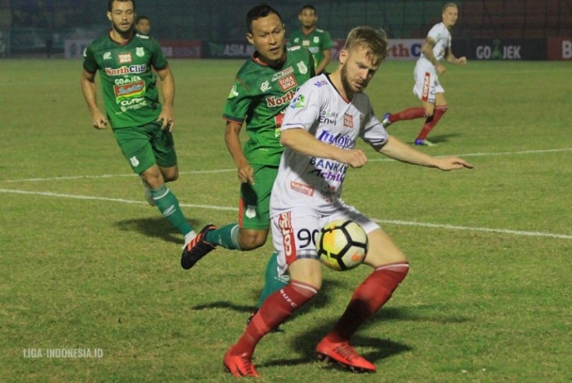 Penyerang Bali United Melvin Platje (putih) dijaga pemain PSMS.