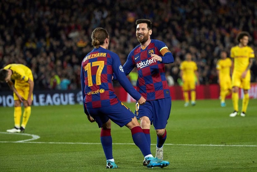 Penyerang Barcelona Antoine Griezmann (kiri) merayakan golnya ke gawang Borussia Dortmund bersama dengan rekan setimnya Lionel Messi, pada lanjutan Liga Champions di Grup F