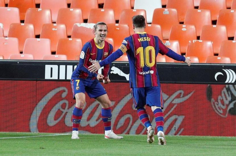 Antoine Griezmann (kiri) dan Lionel Messi tidak lagi memperkuat Barcelona musim ini.