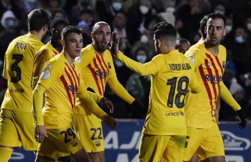 Penyerang Barcelona Ferran Jutgla (ketiga kiri) merayakan golnya ke gawang Linares Deportivo dalam laga Copa del Rey di Estadio Municipal de Linarejos, Linares, Jaen, Andalusia, Kamis (6/1/2022) dini hari WIB.