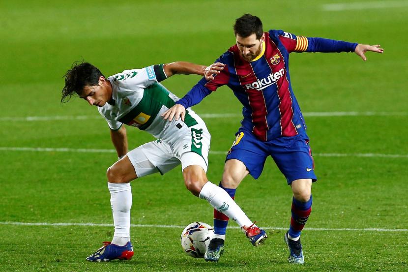   Penyerang Barcelona Lionel Messi (kanan) berebut bola dengan penyerang Elche Pere Milla (kiri) dalam pertandingan lanjutan La Liga Spanyol di Stadion Camp Nou, Kamis (25/2) dini hari WIB.