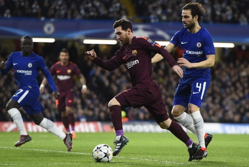 Penyerang Barcelona Lionel Messi (kedua kanan) menggiring bola melewati gelandang Chelsea Cesc Fabregas.