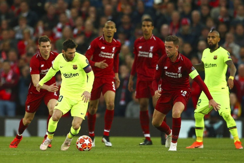 Penyerang Barcelona Lionel Messi (kedua kiri) menggiring bola dijaga kapten Liverpool Jordan Henderson.