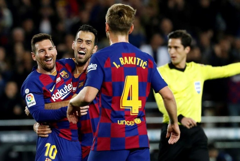 Penyerang Barcelona Lionel Messi (kiri) merayakan golnya ke gawang Mallorca bersama rekan-rekannya.