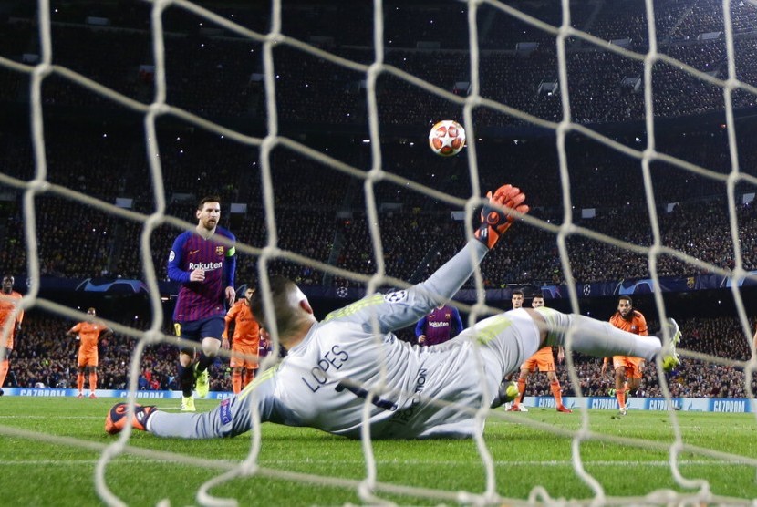 Penyerang Barcelona Lionel Messi mencetak gol saat penalti di babak pertama leg kedua di 16 besar Liga Champions antara FC Barcelona dan Olympique Lyon di stadion Camp Nou, Barcelona, Spanyol, Rabu (13/3). 