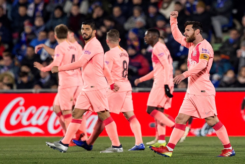 Penyerang Barcelona Lionel Messi mengepalkan tangan untuk merayakan gol ke gawang Getafe, di stadion Coliseum Alfonso Perez, Madrid Spanyol. Dalam pertandingan ini Barcelona menang 2-1 menghadapi Getafe