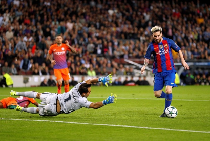 Penyerang Barcelona Lionel Messi saat membobol gawang Manchester City yang dijaga Claudio Bravo.