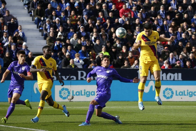 Penyerang Barcelona Luis Suarez (kanan) mencetak gol ke gawang Leganes.