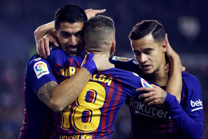 Penyerang Barcelona Luis Suarez (kiri) merayakan gol dengan rekan setimnya, Philippe Coutinho (kanan), dan Jordi Alba (tengah). 