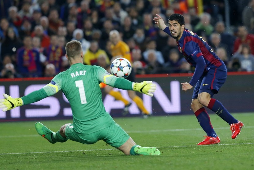 Penyerang Barcelona Luis Suarez mencoba cetak gol ke  gawang Manchester City yang dijaga kiper Joe Hart dalam lanjutan 16 besar leg ke-2 Liga Champion Eropa di Camp Nou stadion, di Barcelona, Spanyol, Rabu 18 Maret 2015.