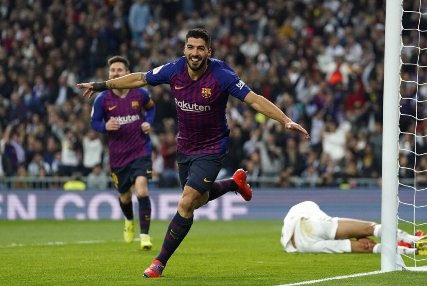 Penyerang Barcelona Luis Suarez merayakan gol ke gawang Real Madrid.