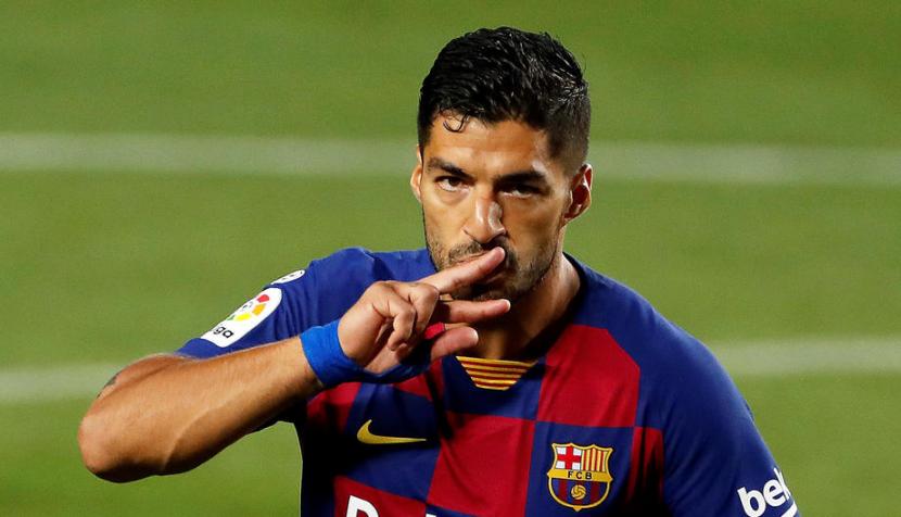 Penyerang Barcelona Luis Suarez merayakan golnya ke gawang Espanyol.