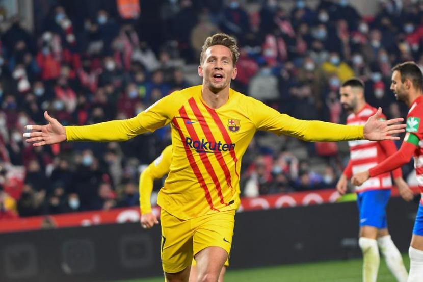 Penyerang Barcelona Luuk de Jong merayakan golnya ke gawang Granada dalam lanjutan La Liga Spanyol, Ahad (9/1/2022) dini hari WIB.