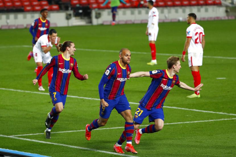 Penyerang Barcelona Martin Braithwaite (tengah) merayakan golnya ke gawang Sevilla pada leg kedua semifinal Copa Del Rey.