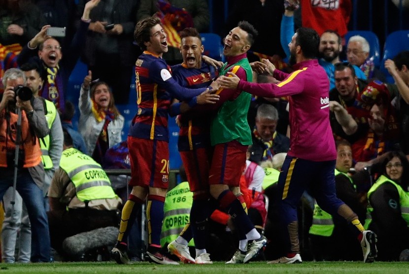 Penyerang Barcelona, Neymar (tengah) merayakan kegembiraan setelah mencetak gol di ajang final Cop del Rey menghadapi Sevilla di Vicente Calderon Stadium, Madrid, (22/5) waktu setempat. 
