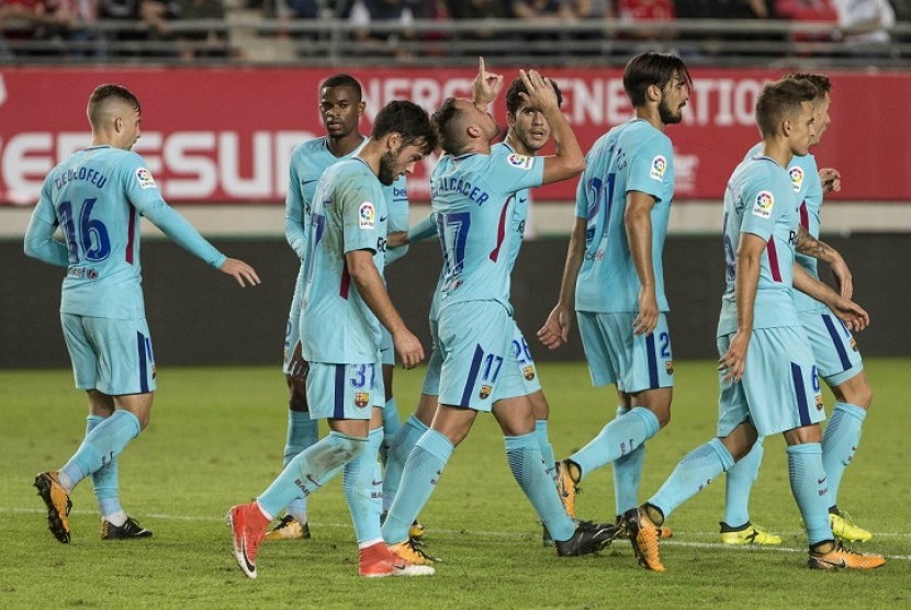 Penyerang Barcelona Paco Alcacer (tengah) merayakan gol ke gawang Real Murcia bersama rekan-rekannya.