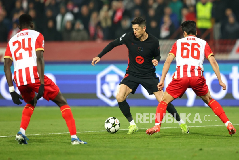 Penyerang Barcelona Robert Lewandowski (tengah) beraksi dalam pertandingan Liga Champions melawan Red Star Belgrade di Stadion Rajko Mitic, Belgrade, Serbia, Kamis (7/11/2024) dini hari WIB. Barcelona menang 5-2.