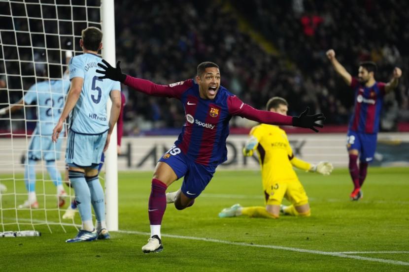 Penyerang Barcelona Vitor Roque merayakan golnya ke gawang Osasuna dalam lanjutan La Liga Spanyol.