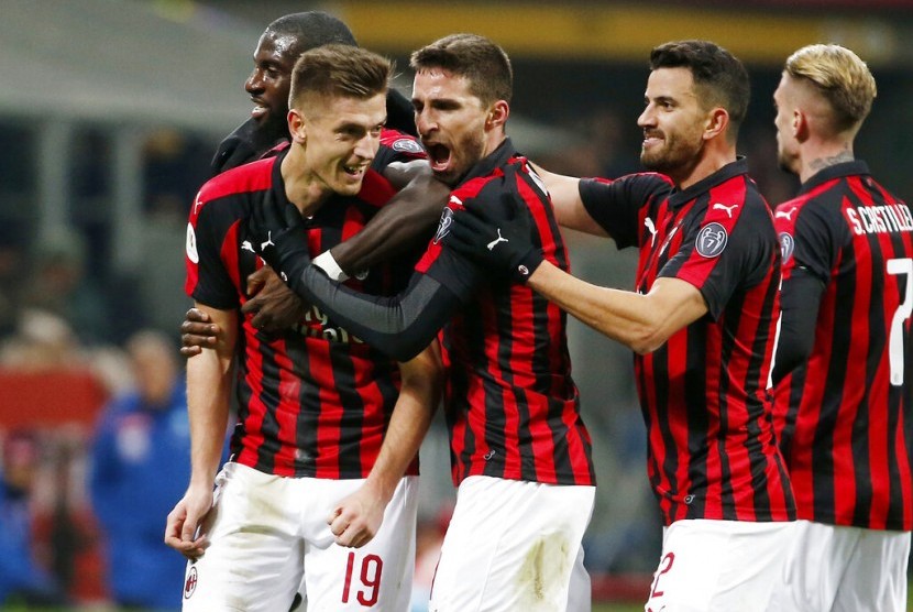 Penyerang baru AC Milan Krzysztof Piatek merayakan gol yang dicetaknya ke gawang Napoli.