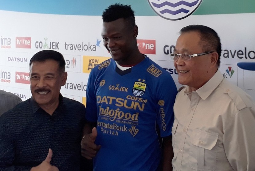 Penyerang baru Persib Ezechiel N'Duoassel (tengah) bersama Komisaris Utama Persib Bandung Zainuri Hasyim (kanan) dan manajer Umuh Muchtar.