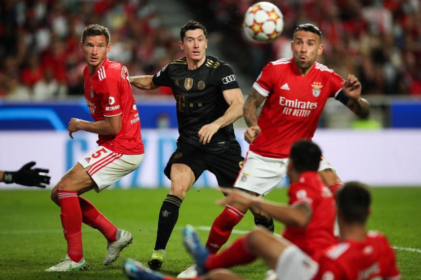 Penyerang Bayern Muenchen (kedua kiri) beraksi melawan Benfica di Liga Champions.