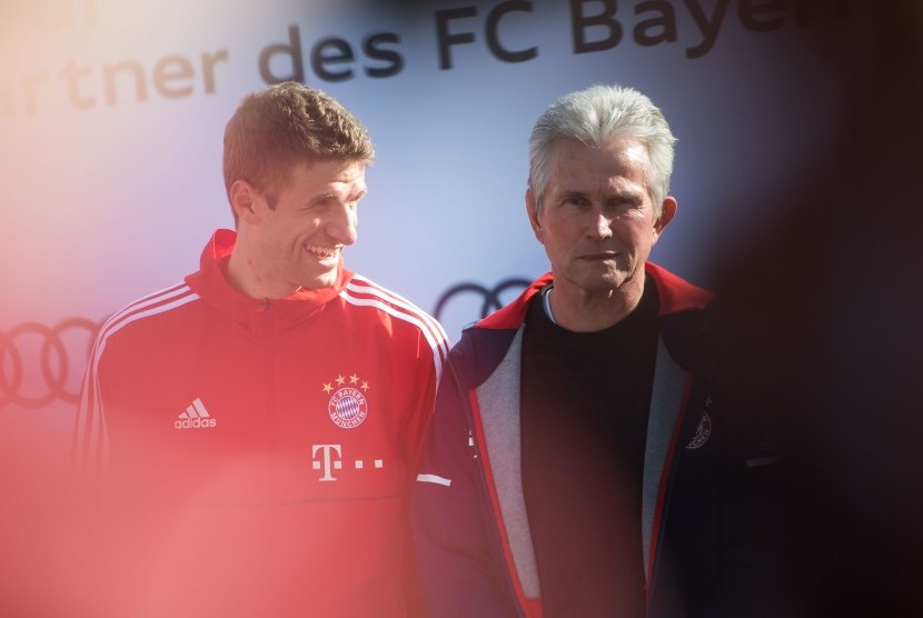 Penyerang Bayern Muenchen Thomas Mueller (kiri) dan pelatih Jupp Heynckes.