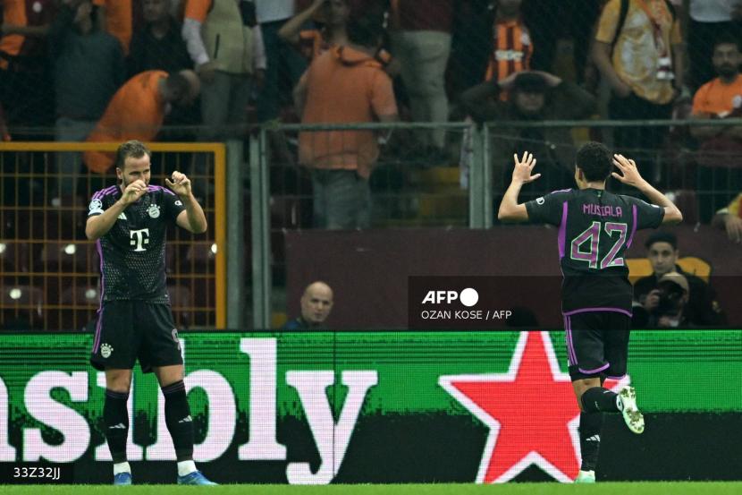 Penyerang Bayern Munchen Harry Kane (Kiri) merayakan gol bersama Jamal Musiala dalam pertandingan Liga Champions melawan Galatasaray. Bayern mengalahkan Galatasaray 3-1.