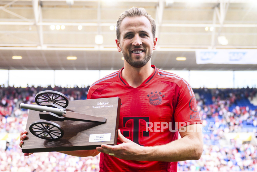 Penyerang Bayern Munchen Harry Kane menerima penghargaan top skorer Bundesliga 2024/2025 dengan 26 gol.