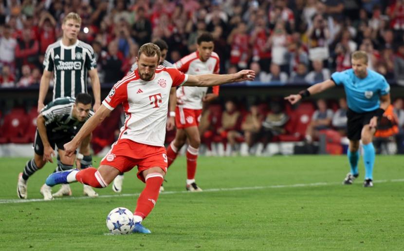 Penyerang Bayern Munchen Harry Kane menjebol gawang Manchester United (MU) lewat titik putih.