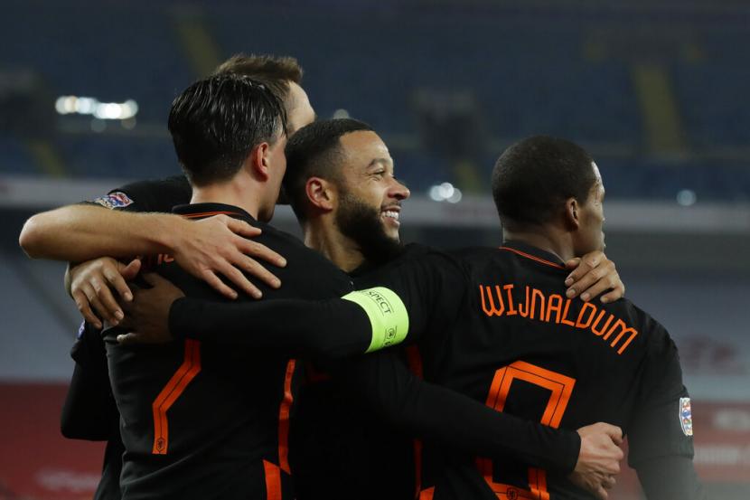 Penyerang Belanda Memphis Depay (kedua kanan) merayakan golnya ke gawang Polandia pada laga UEFA Nations League.