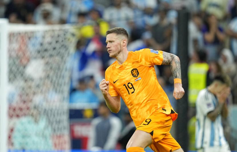 Penyerang Belanda Wout Weghorst mencetak gol ke gawang Argentina.