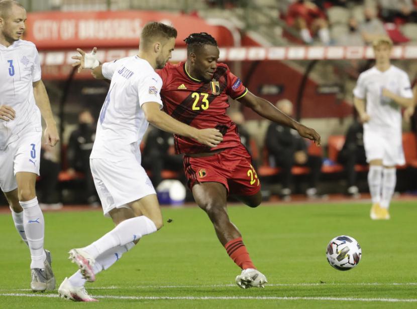 Penyerang Belgia Michy Batshuayi (merah) melepaskan tendangan saat melawan Islandia di UEFA Nations League.