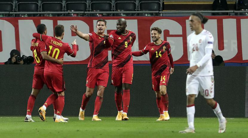 Penyerang Belgia Romelu Lukaku (ketiga kanan) merayakan gol ke gawang Denmark bersama rekan-rekannya.
