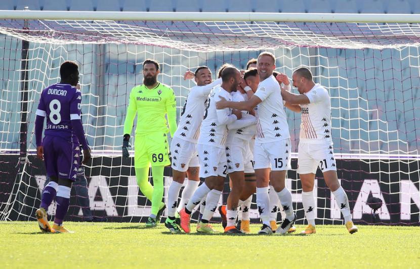 Penyerang Benevento Riccardo Improta (tengah) merayakan gol ke gawang Fiorentina. Benevento mengalahkan Fiorentina 1-0.