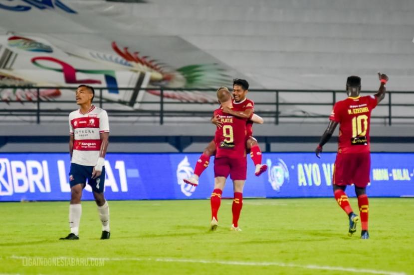 Penyerang Bhayangkara FC Melvin Platje (tengah) merayakan golnya ke gawang Madura United pada pertandingan Liga 1 2021/2022.