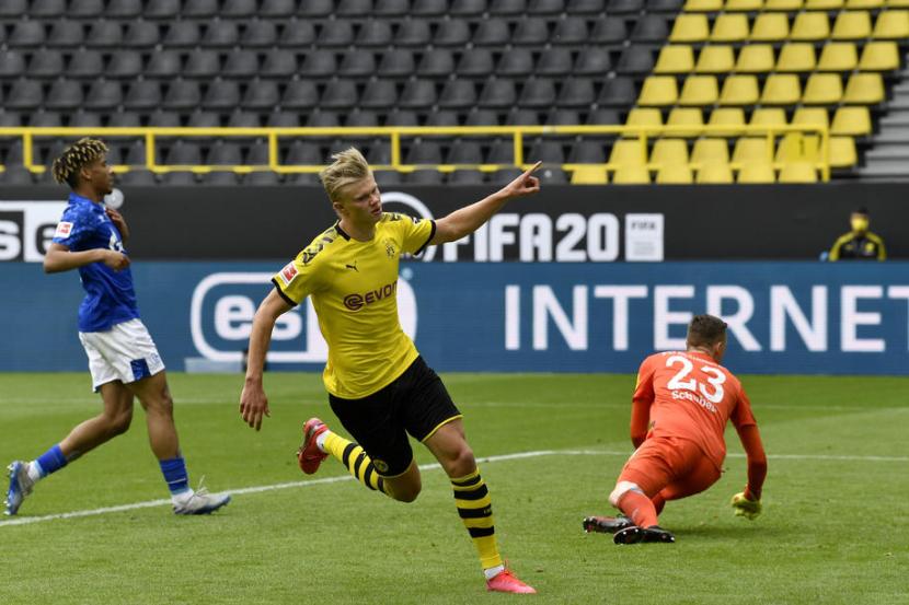 Penyerang Borussia Dortmund Erling Haaland merayakan gol yang dicetaknya ke gawang Schalke 04.