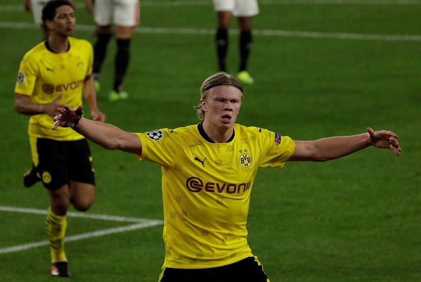 Penyerang Borussia Dortmund  Erling Haaland rayakan golnya ke gawang Sevilla di 16 besar Liga Champions