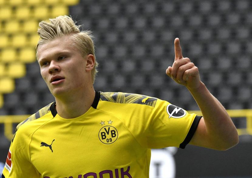 Penyerang Borussia Dortmund Erling Haaland seusai menjebol gawang Schalke 04.