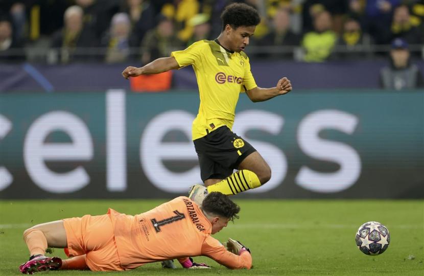 Penyerang Borussia Dortmund Karim Adeyemi saat menaklukkan Kepa untuk menjebol gawang Chelsea dalam pertandingan leg pertama babak 16 besar Liga Champions.