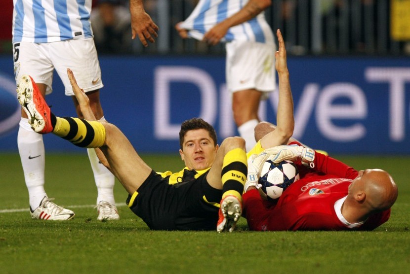 Penyerang Borussia Dortmund Robert Lewandowski gagal menyarangkan bola ke gawang kiper Malaga Willy Caballero pada laga perempat final leg pertama Liga Champions di La Rosaleda, Kamis (4/4) dini hari WIB.