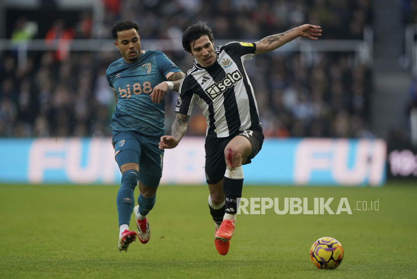 Penyerang Bournemouth Justin Kluivert (kiri) beraksi melawan Newcastle United dalam pertandingan Liga Primer Inggris di St James Park, Newcastle Upon Tyne, Sabtu (18/1/2025). Putra Patrick Kluivert ini mencetak hattrick dalam kemenangan Bournemouth 4-1 atas Newcastle.