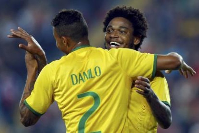 Penyerang Brasil Luiz Adriano merayakan gol bunuh diri bek Turki Semih Kaya dengan rekannya Danilo dalam laga persahabatan di Istanbul, Kamis (13/11) dini hari WIB.