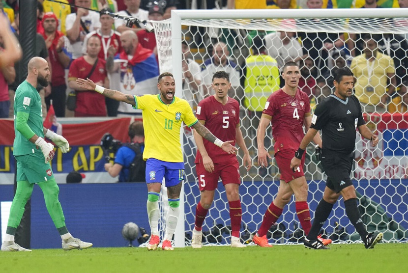 Penyerang Brasil, Neymar (tengah) melakukan protes dalam pertandingan kualifikasi Piala Dunia 2022, antara Brasil melawan Serbia, Kamis (24/11/2022).