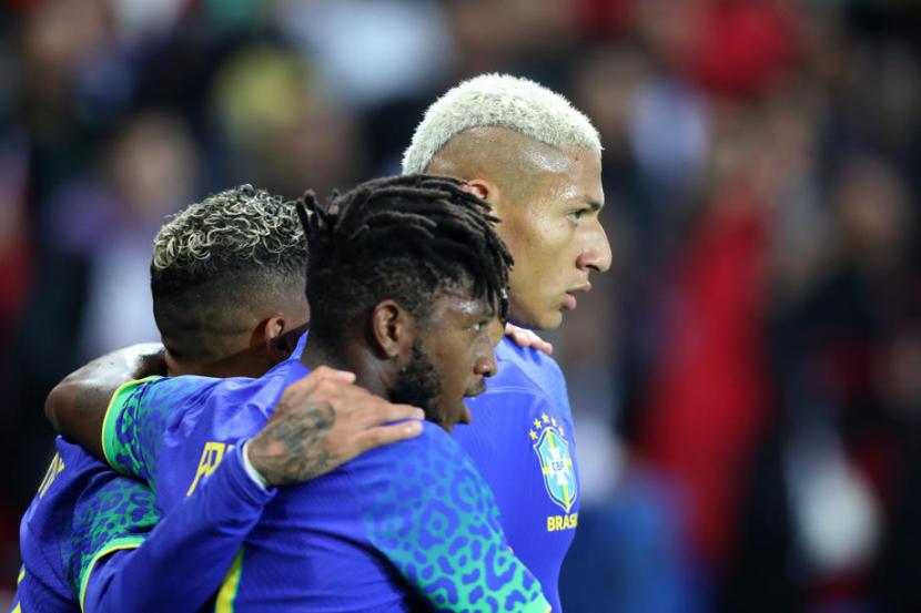 Penyerang Brasil Richarlison (kanan) saat merayakan golnya ke gawang Tunisia dalam laga persahabatan. Richarlison menerima perlakuan rasisme di laga itu.